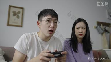 青年女人和玩游戏的男朋友吵架